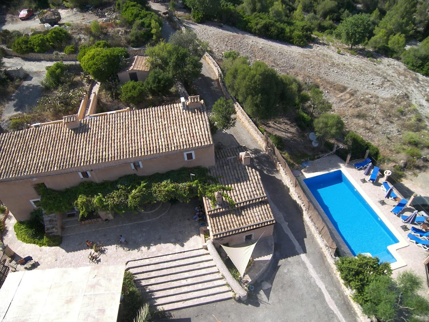 Agroturisme Sa Pedra Viva - Luftaufnahme des Anwesens mit Haupthaus und Pool