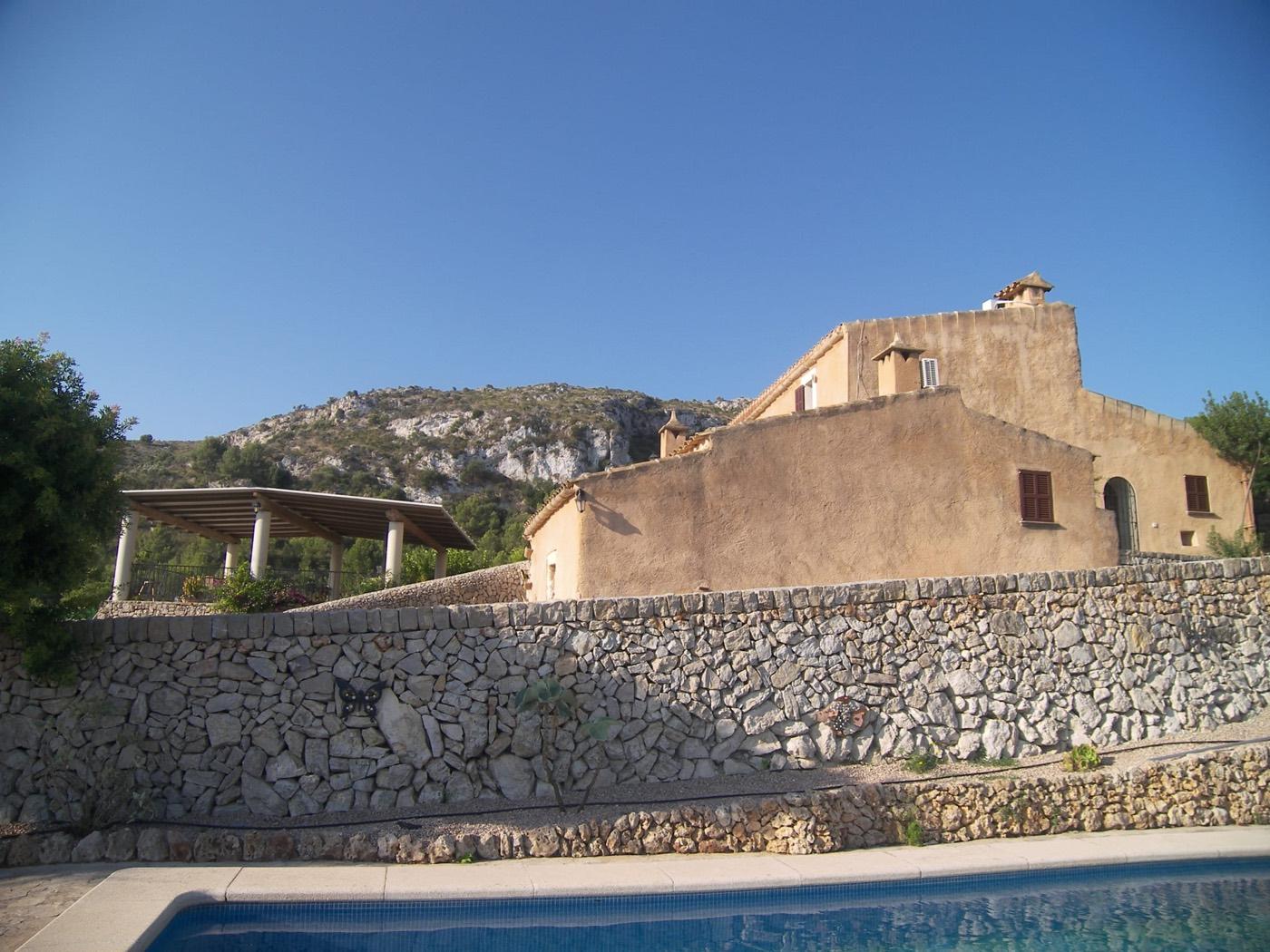 Agroturisme Sa Pedra Viva - Luftaufnahme des Anwesens mit Haupthaus und Pool