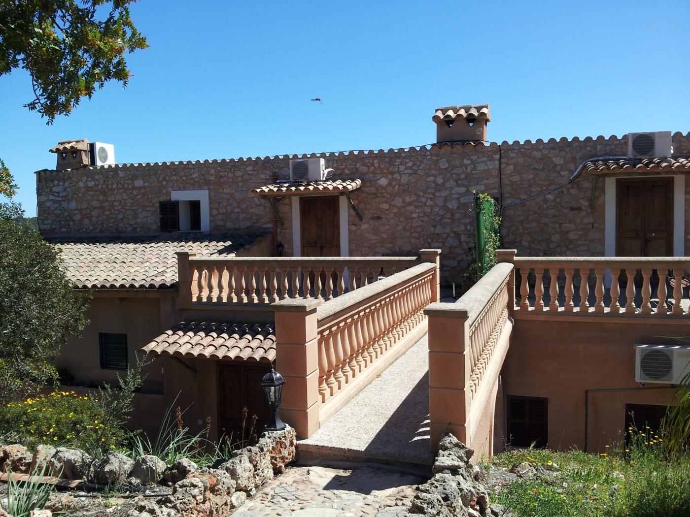 Agroturisme Sa Pedra Viva - Luftaufnahme des Anwesens mit Haupthaus und Pool