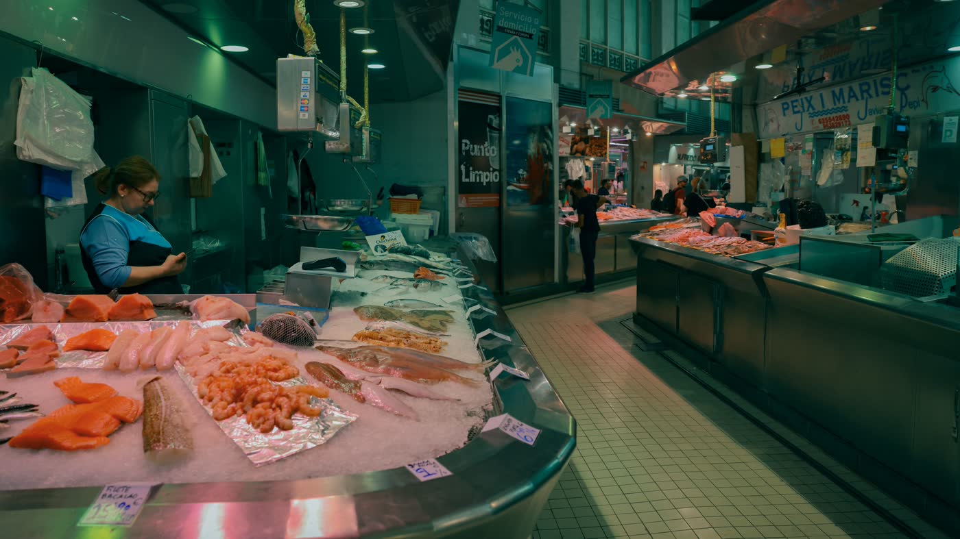 Frischer Fisch und Meeresfrüchte auf einem Marktstand