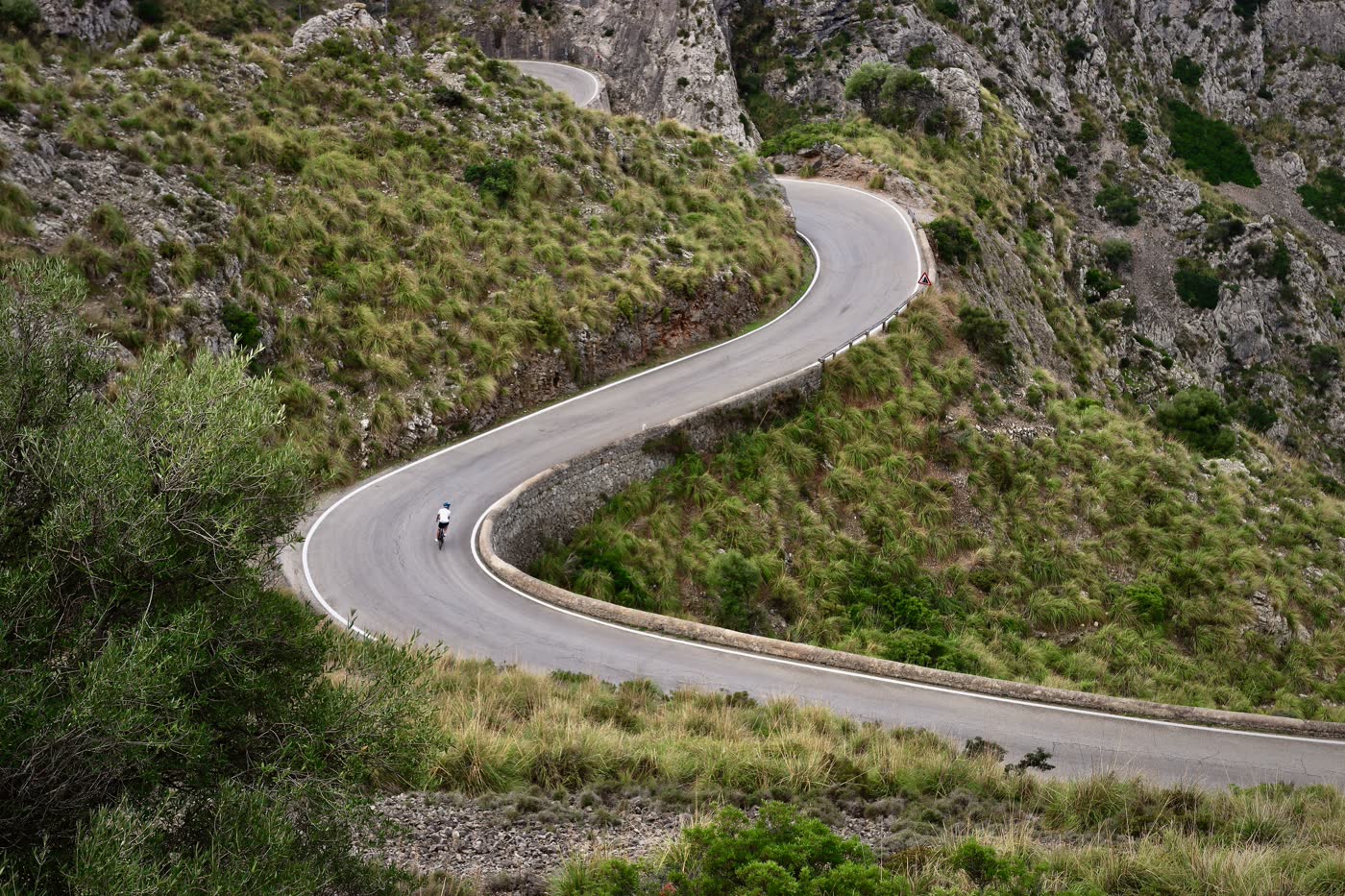 Rennradfahrer auf einer Passstraße in der Serra de Tramuntana