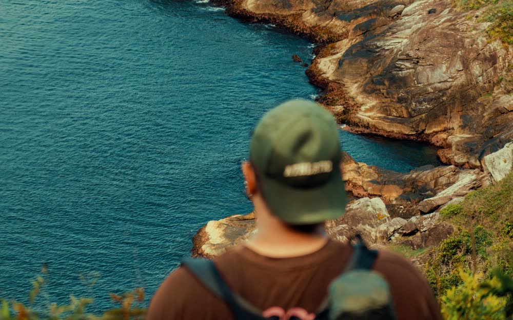 Wanderer mit Blick auf die Küste Mallorcas