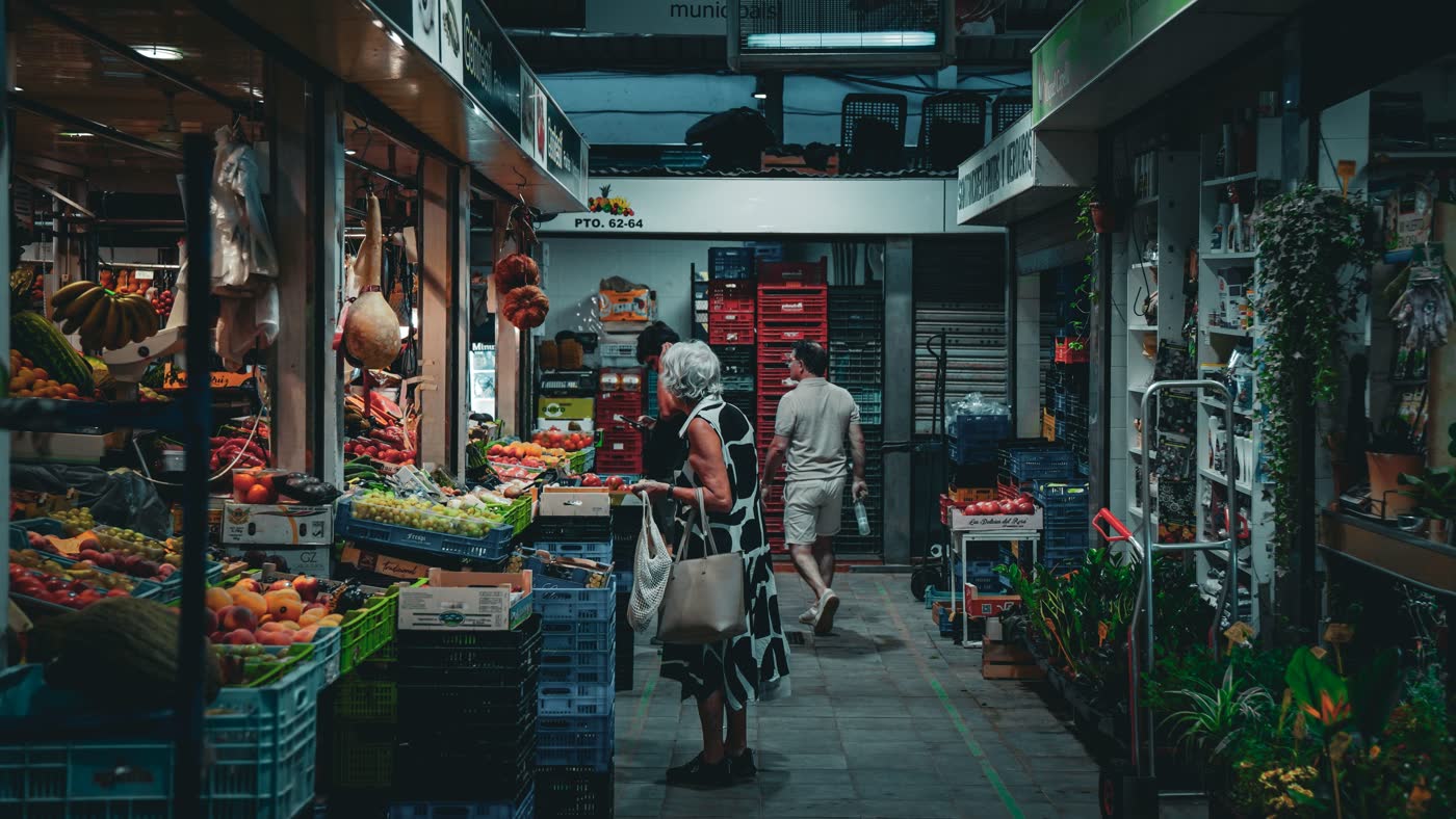Markthalle mit frischem Obst und Gemüse auf den Balearen