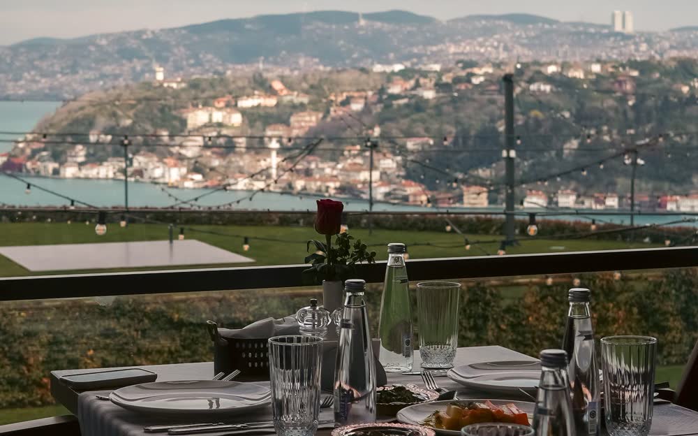 Restaurantterrasse mit Meerblick auf Mallorca