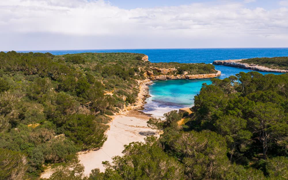 Türkisfarbene Bucht auf Mallorca